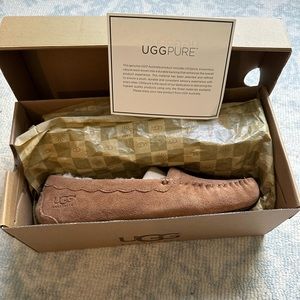 New In Box Ugg Slippers Sz 8